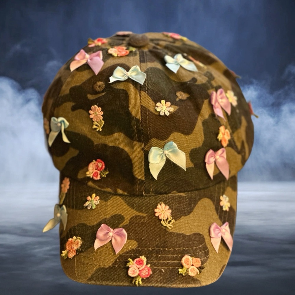 Camouflage hat with bows